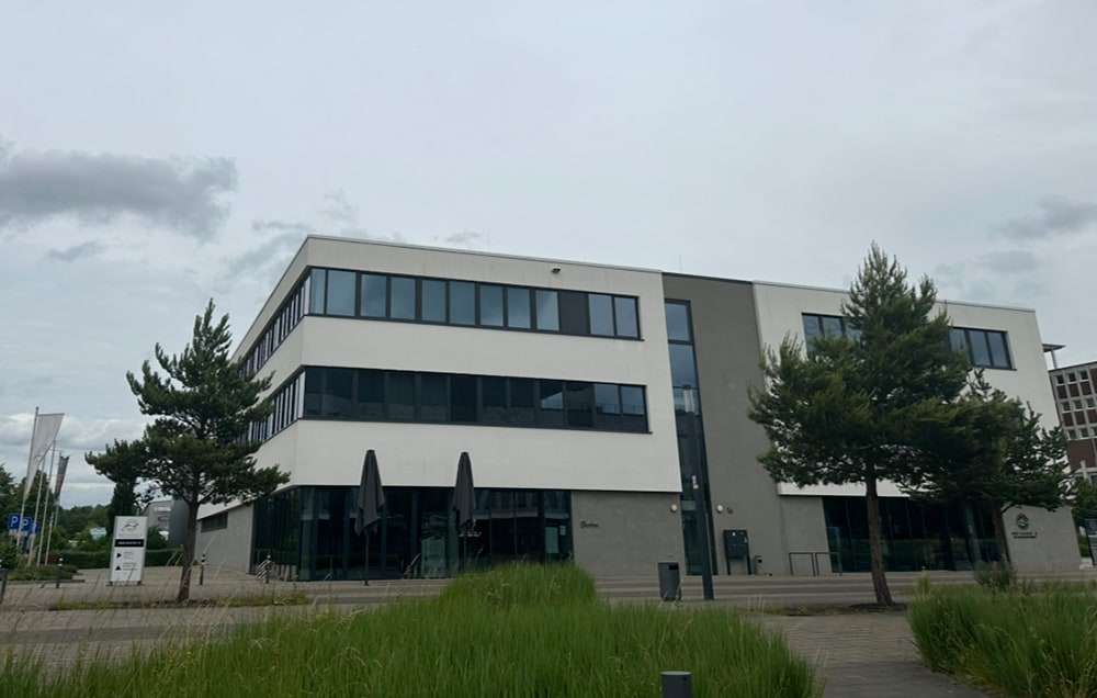 Bürogebäude mit Fensterfronten, betreut von Kaster’s Gebäudeservice