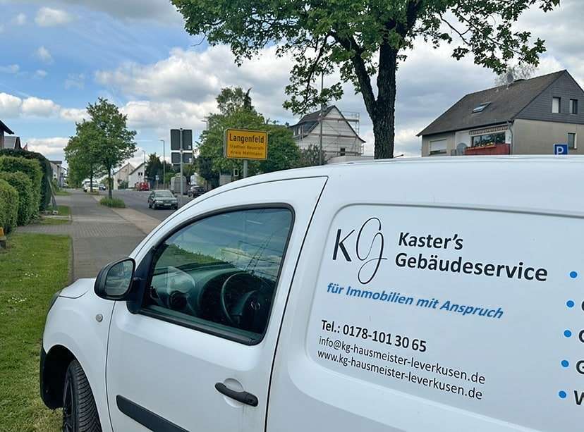 Fahrzeug von Kaster’s Gebäudeservice am Ortsschild Langenfeld