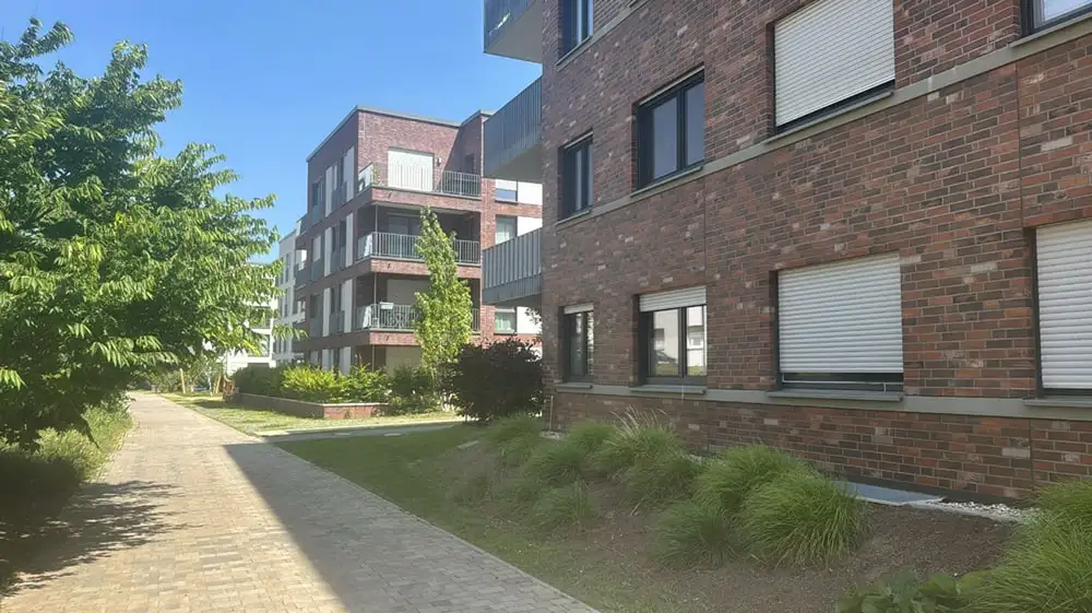 Gekehrter Gehweg mit gepflegtem Grünstreifen