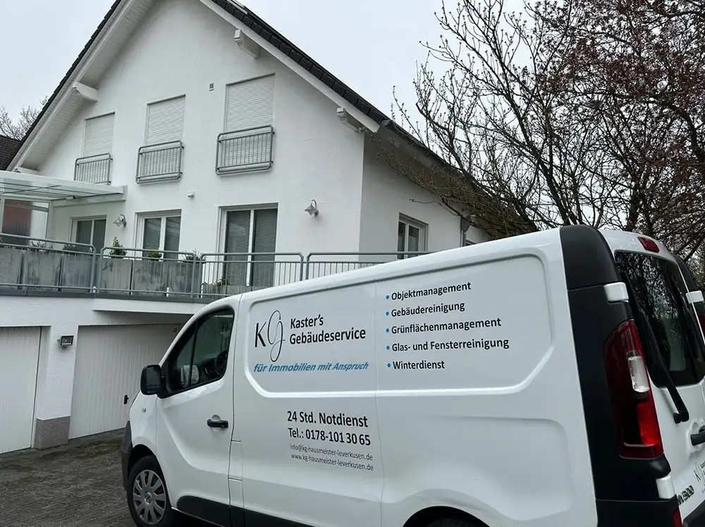 Fahrzeug von Kaster’s Gebäudeservice vor einem Wohnhaus
