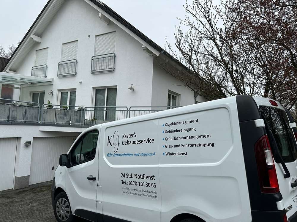 Fahrzeug von Kaster’s Gebäudeservice vor einem Wohnhaus