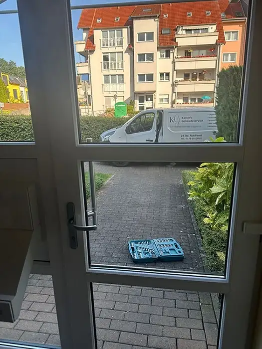 Werkzeug an einer geöffneten Tür bei Reparaturarbeiten