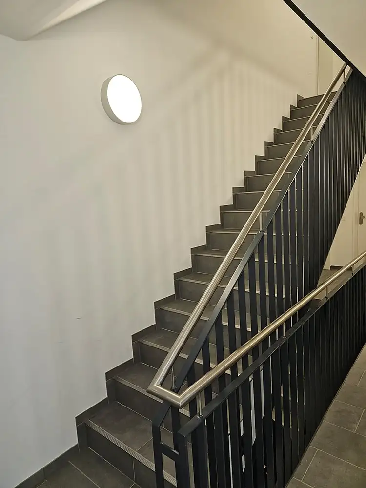 Gereinigte Treppe mit Geländer